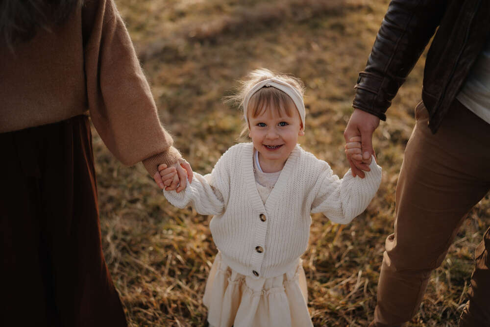 Kind an den Händen von Mama und Papa (Barbara Kern Familienfotografie)