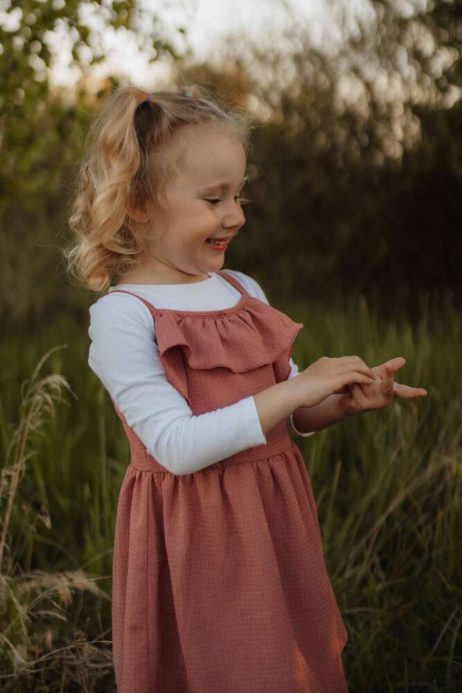 Mädchen freut sich beim Familienshooting in der Natur (Barbara Kern Familienfotografie)