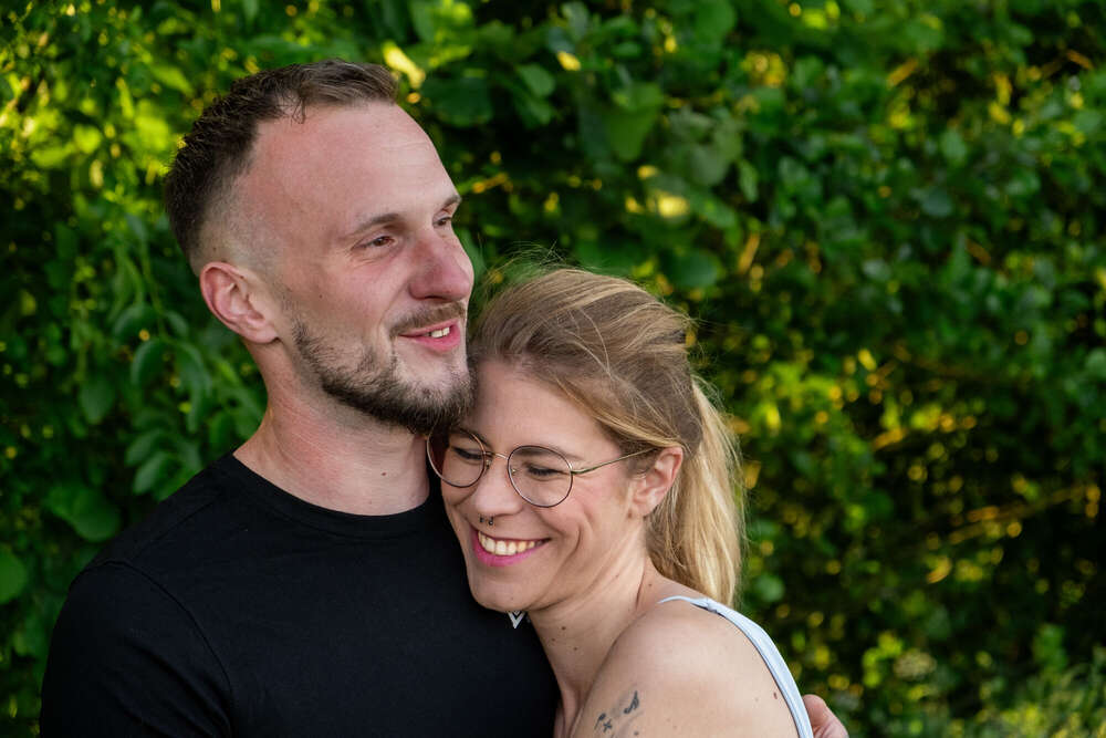 Zärtlicher Moment zu zweit – echtes Lachen, echte LiebeZärtlicher Moment zu zweit – echtes Lachen, echte Liebe (Ehab Wriedt)