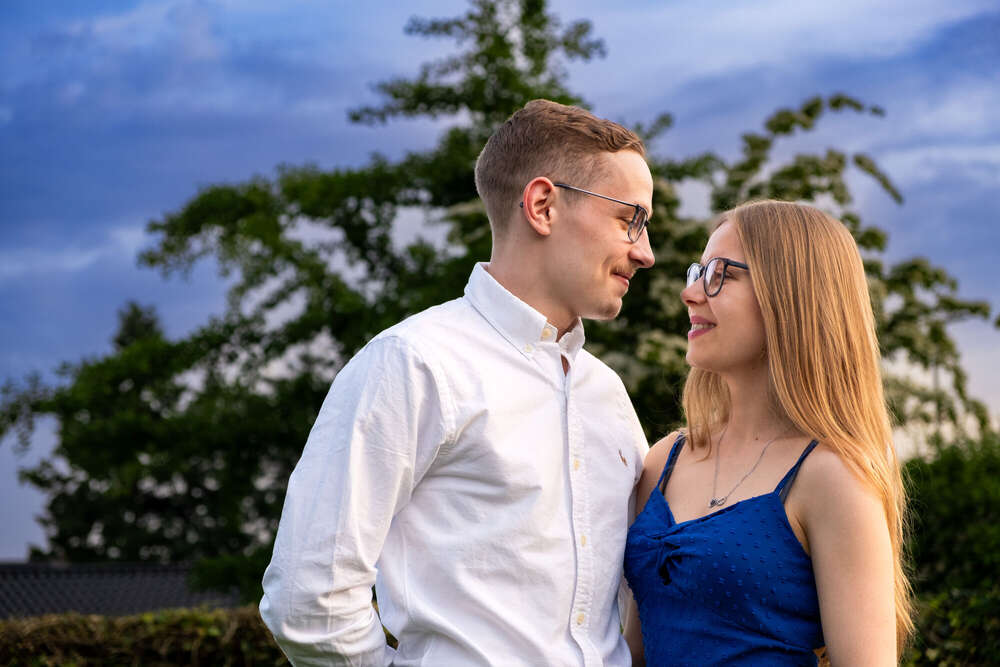 Romantisches Paarshooting im Grünen