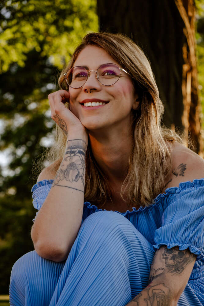 Lächelnd im Abendlicht – entspanntes Outdoor-Portrait (Ehab Wriedt)