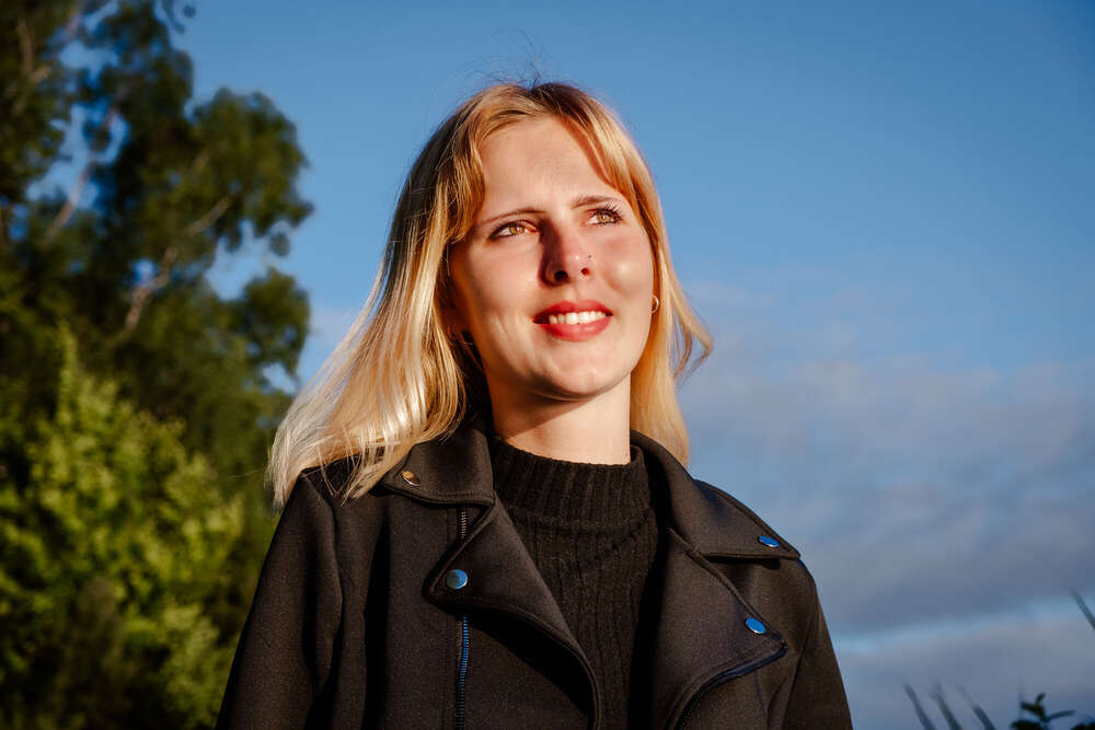 Im Sonnenlicht – authentisches Outdoorportrait (Ehab Wriedt)