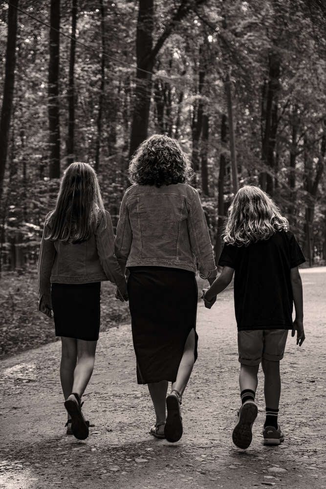 Hand in Hand durch den Wald (Ehab Wriedt)