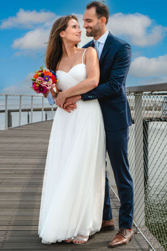 Romantisches Brautpaar am Seeufer (Ehab Wriedt)