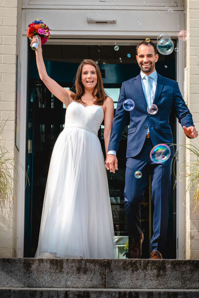 Glücklicher Hochzeitsauszug (Ehab Wriedt)