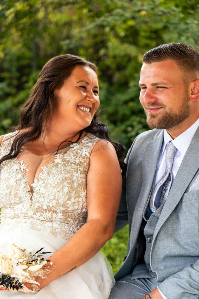 Fröhlicher Moment des Brautpaares im Grünen (Ehab Wriedt)