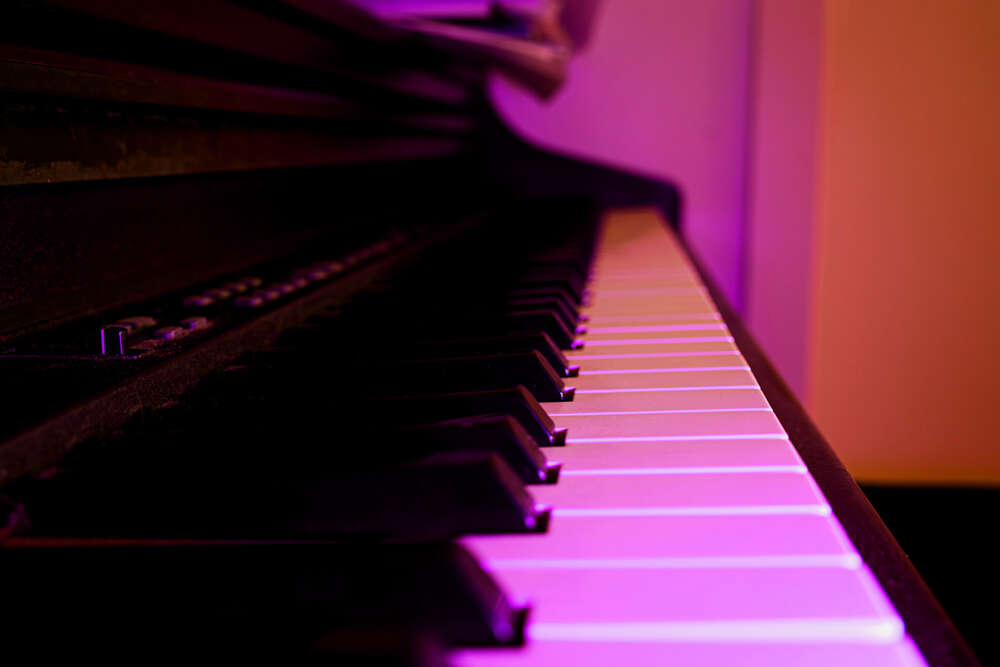 Klavier im violetten Licht (MV Photo)