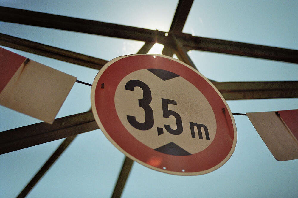Schild im Sonnenlicht (Johannes Ziegler Fotografie)