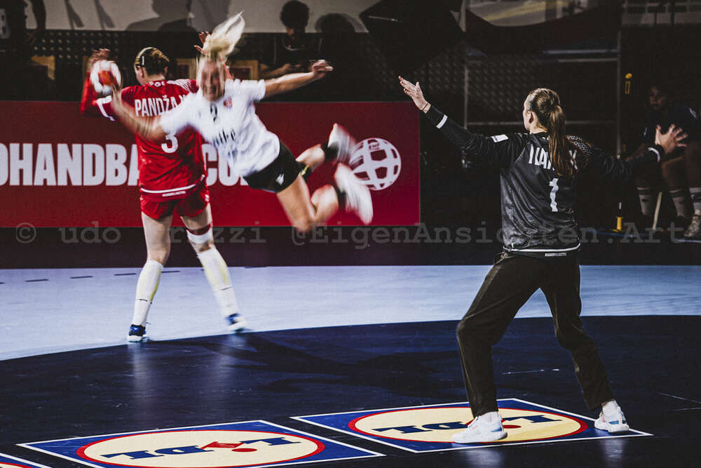 flying for goal ('di galeri')