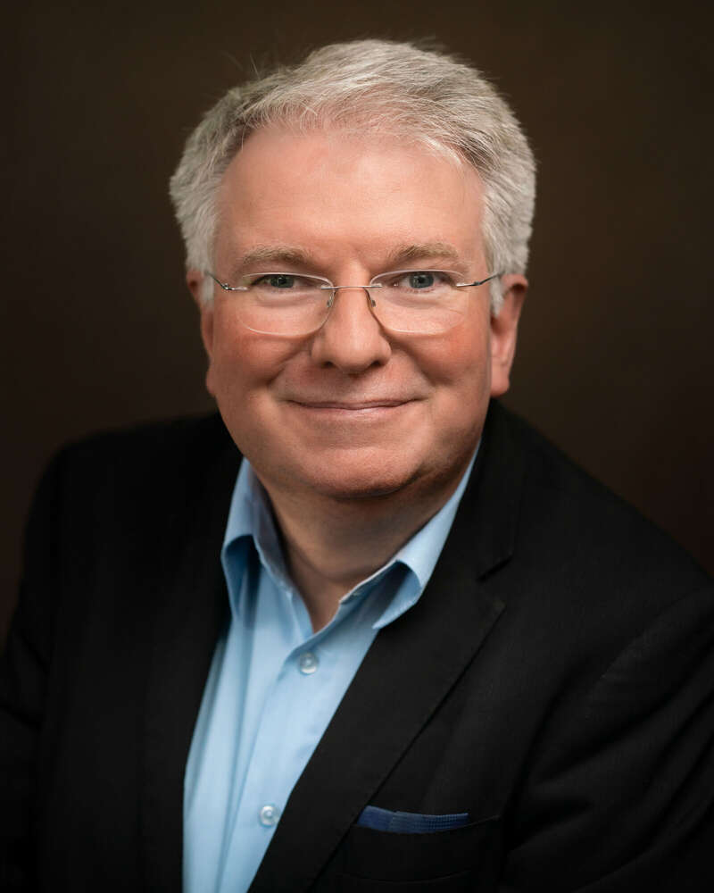 PORTRAITS mit RALF HIEMISCH im JETZT & HIER Studio (PORTRAITS mit RALF HIEMISCH im JETZT & HIER Studio)