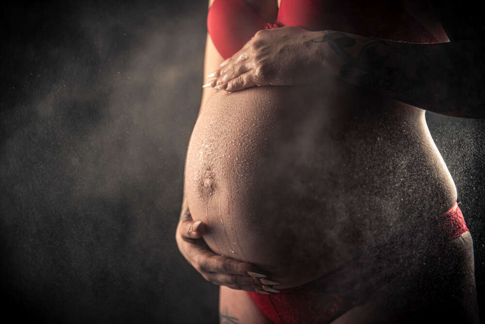 Sinnliches Babybauchshooting – Fokusnah (FOKUSNAH)