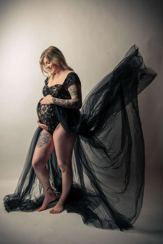 Babybauchshooting mit Stoff – Fokusnah (FOKUSNAH)