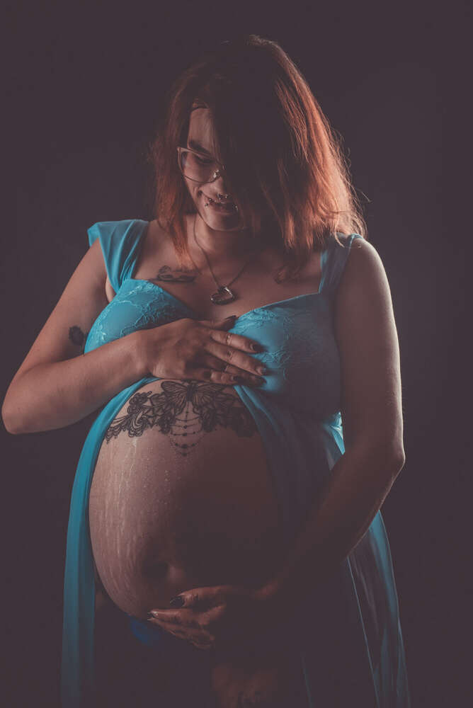 Babybauchshooting mit sanfter Lichtstimmung – Fokusnah (FOKUSNAH)