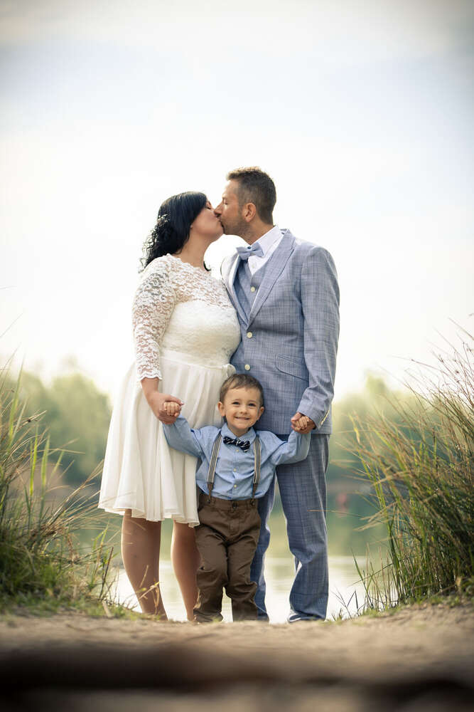 Hochzeit am Rheinauer See – Familie beim Brautpaarshooting (FOKUSNAH)