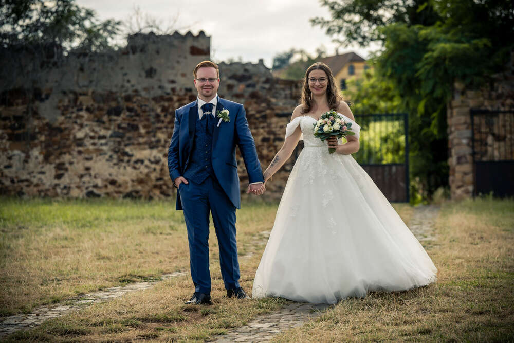 Hochzeitsfoto auf Burg Battenberg – Brautpaar im Garten (FOKUSNAH)
