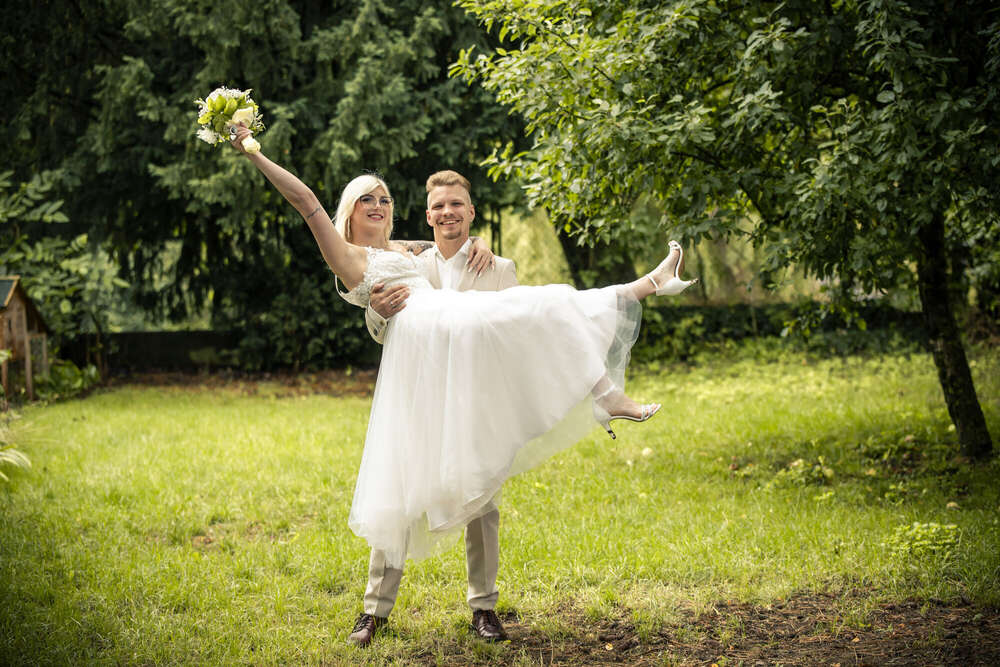 Hochzeitsfoto im Grünen (FOKUSNAH)
