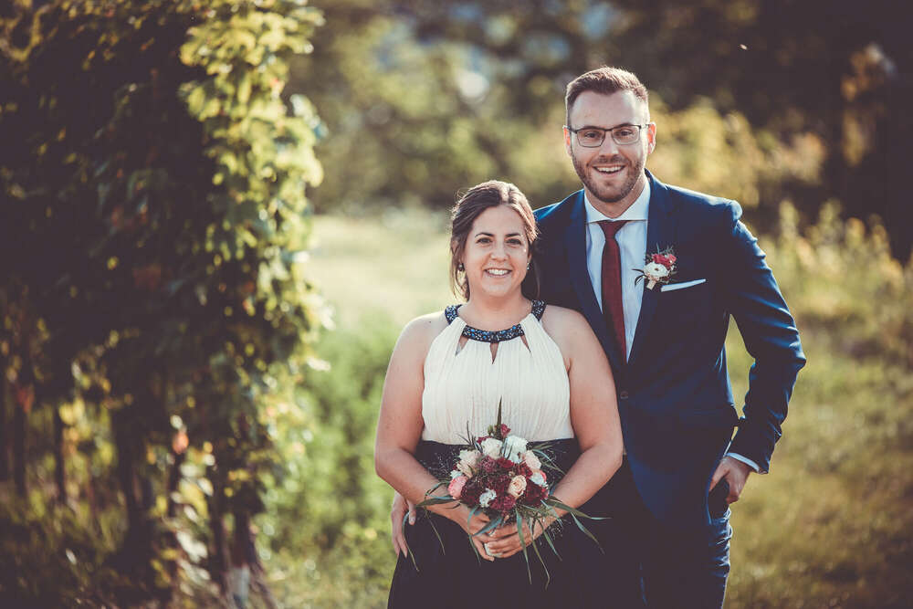 Brautpaar in den Weinbergen bei Wachenheim (FOKUSNAH)