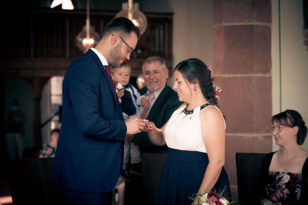 Ringtausch mit Kind – Hochzeit in Wachendem an der Weinstraße (FOKUSNAH)
