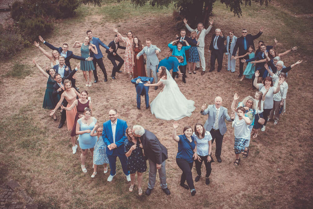 Hochzeitsgesellschaft in Herzform (FOKUSNAH)