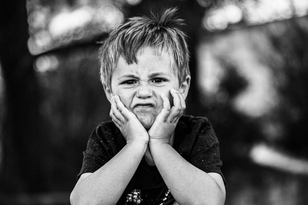 Kindliches Porträt in Schwarz-Weiß – freche Grimasse mit Charme (FOKUSNAH)