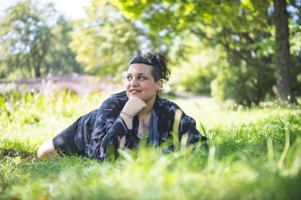 SOMMERLICHE GELASSENHEIT – NATÜRLICHES PORTRÄT IM GRÜNEN (FOKUSNAH)