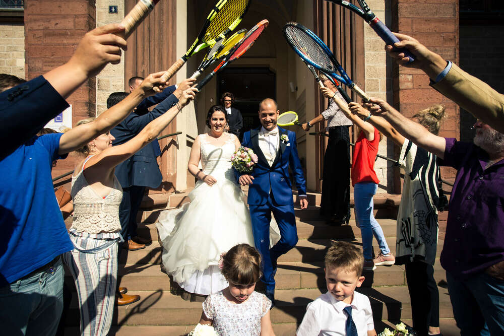 Glücksmomente unter Schlägern – Hochzeit mit sportlichem Spalier (FOKUSNAH)