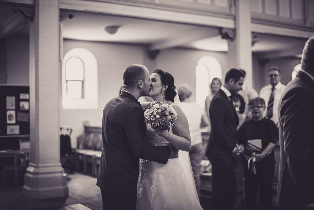 Erster Kuss – Emotionaler Moment in der Kirche (FOKUSNAH)