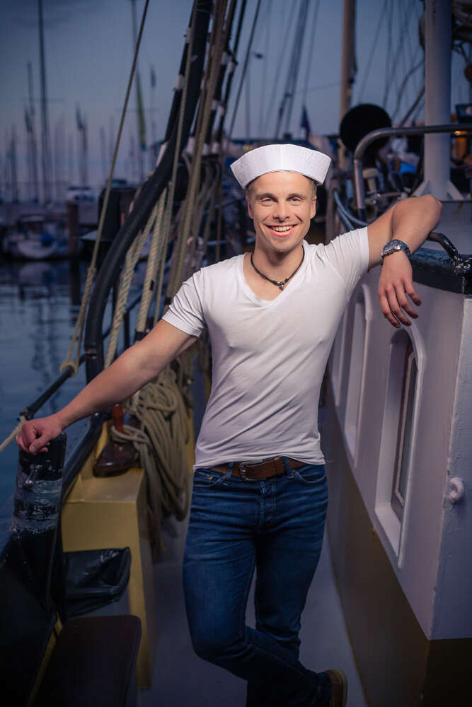 Portrait maritim – Matrose im Abendlicht (FOKUSNAH)