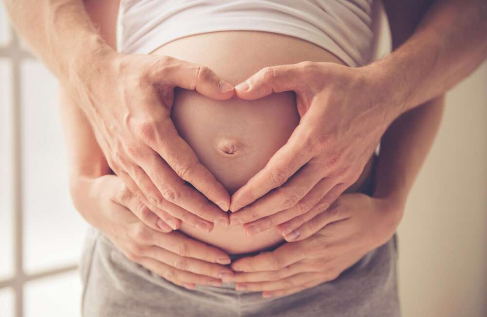 Babybauch-Fotografie mit Herz (25pictures)