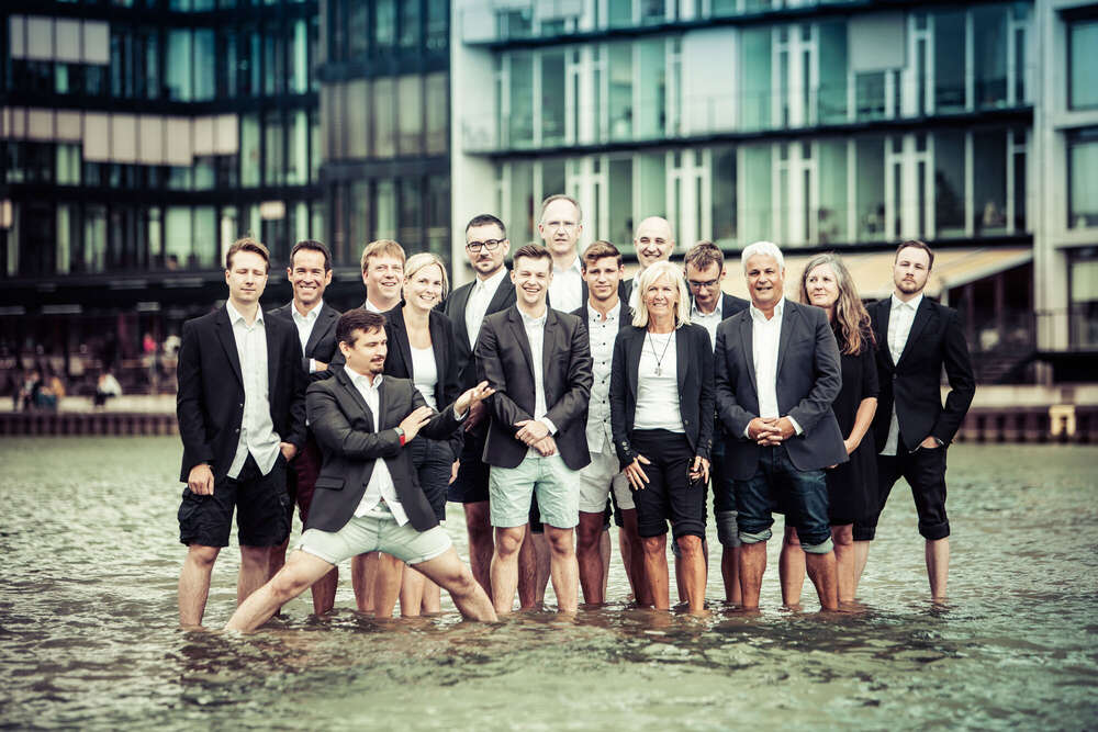 Business trifft Badehose – Teamgeist mal anders! (25pictures)