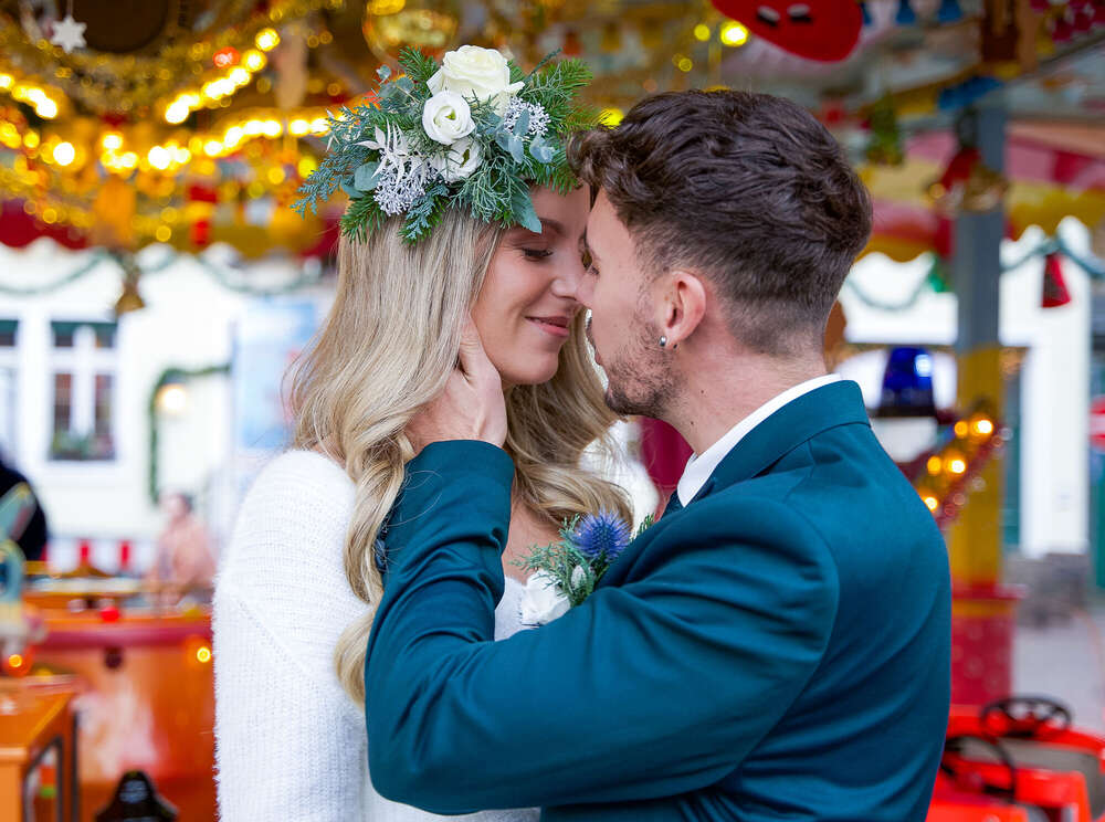 Brautpaarshooting auf dem Weihnachtsmarkt (Madly in Love Wedding)