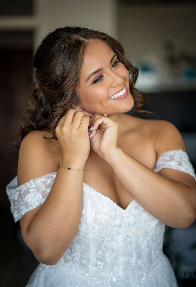 Braut beim Getting Ready (Madly in Love Wedding)