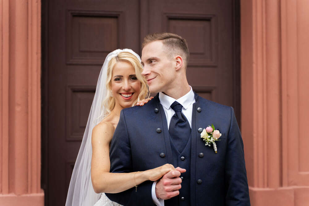 Brautpaar vor der freien Trauung (Madly in Love Wedding)