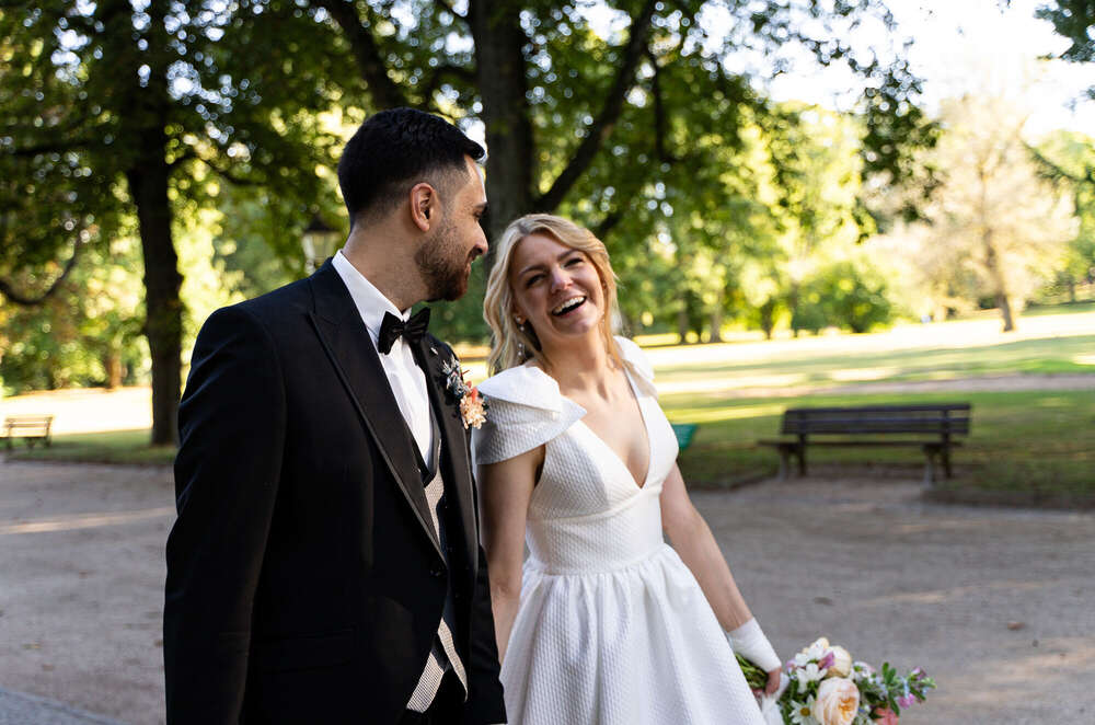 Lachen ist beim Brautpaarshooting ausdrücklich erwünscht (Madly in Love Wedding)