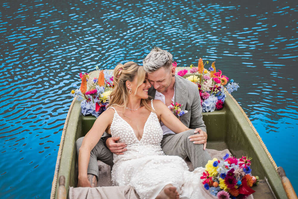 Brautpaarshooting im Boot (Madly in Love Wedding)