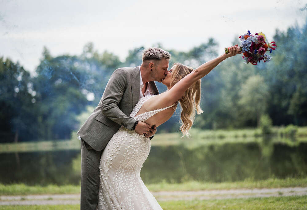 Hollywood-Kiss (Madly in Love Wedding)