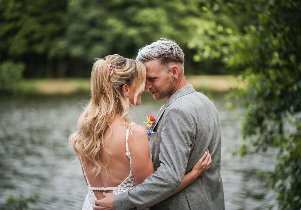 Emotionale Momente beim Paarshooting (Madly in Love Wedding)