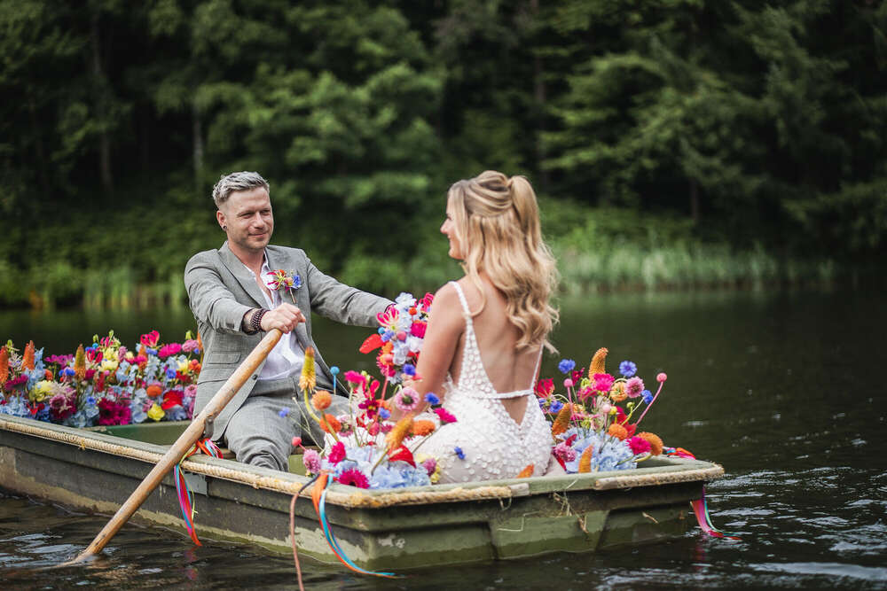 Brautpaarshooting im Boot (Madly in Love Wedding)