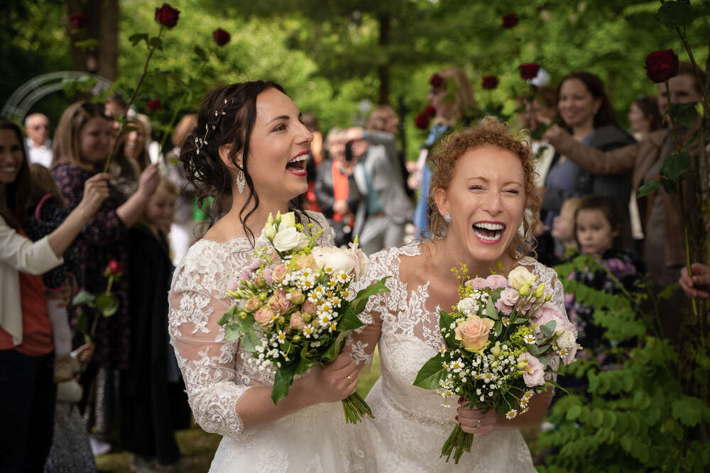 Zwei Bräute, zwei Kleider, zwei Sträuße - besser geht es kaum (Madly in Love Wedding)