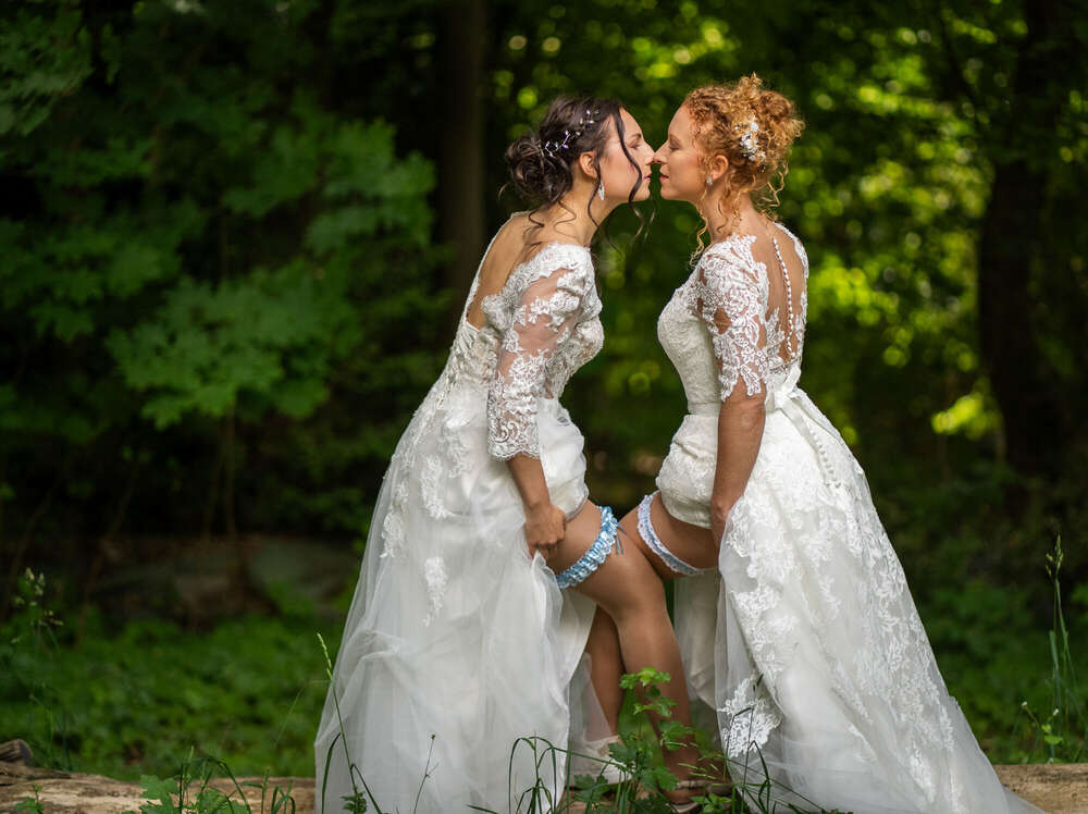 Zwei Bräute beim Shooting im Wald (Madly in Love Wedding)
