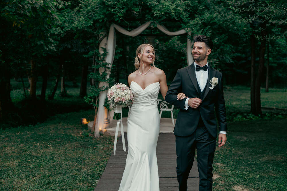 Find someone who looks at you like this (Grande Moments)