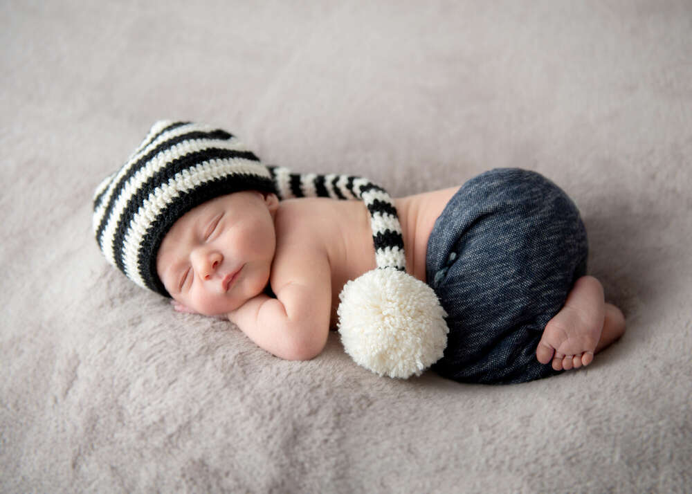 Newborn mit Zipfelm&uuml;tze (Fotostudio Lüneburger Heide)