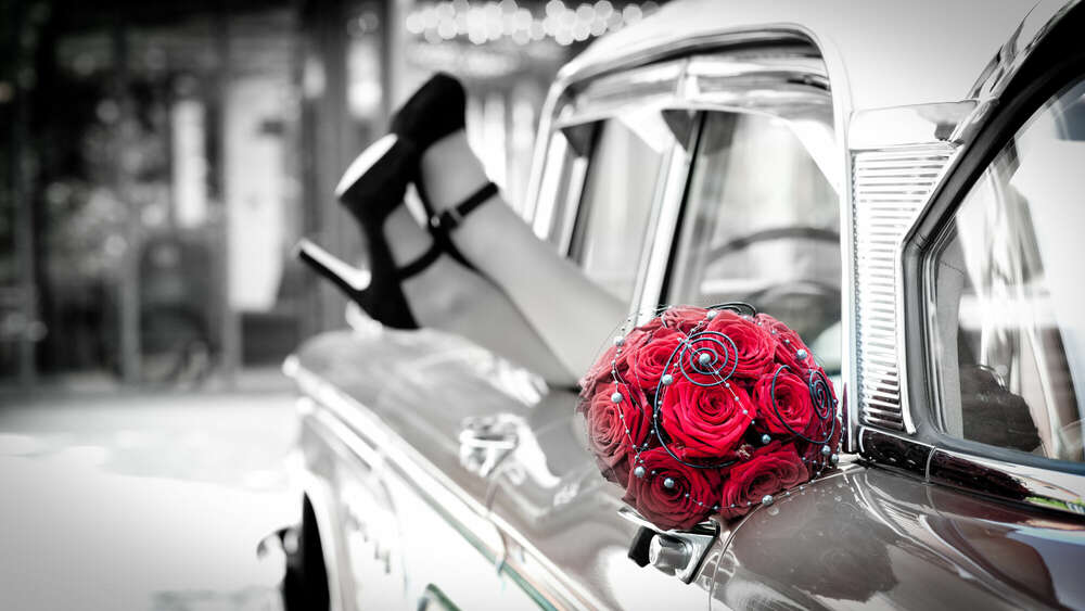 Schwarz-wei&szlig; mit rotem Strau&szlig; (Foto Boutique Karin)