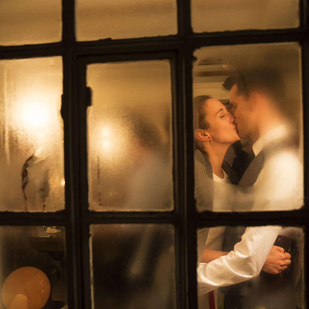 Winterhochzeit | Brautpaar im Lichtschein (Lina Loos Fotografie)