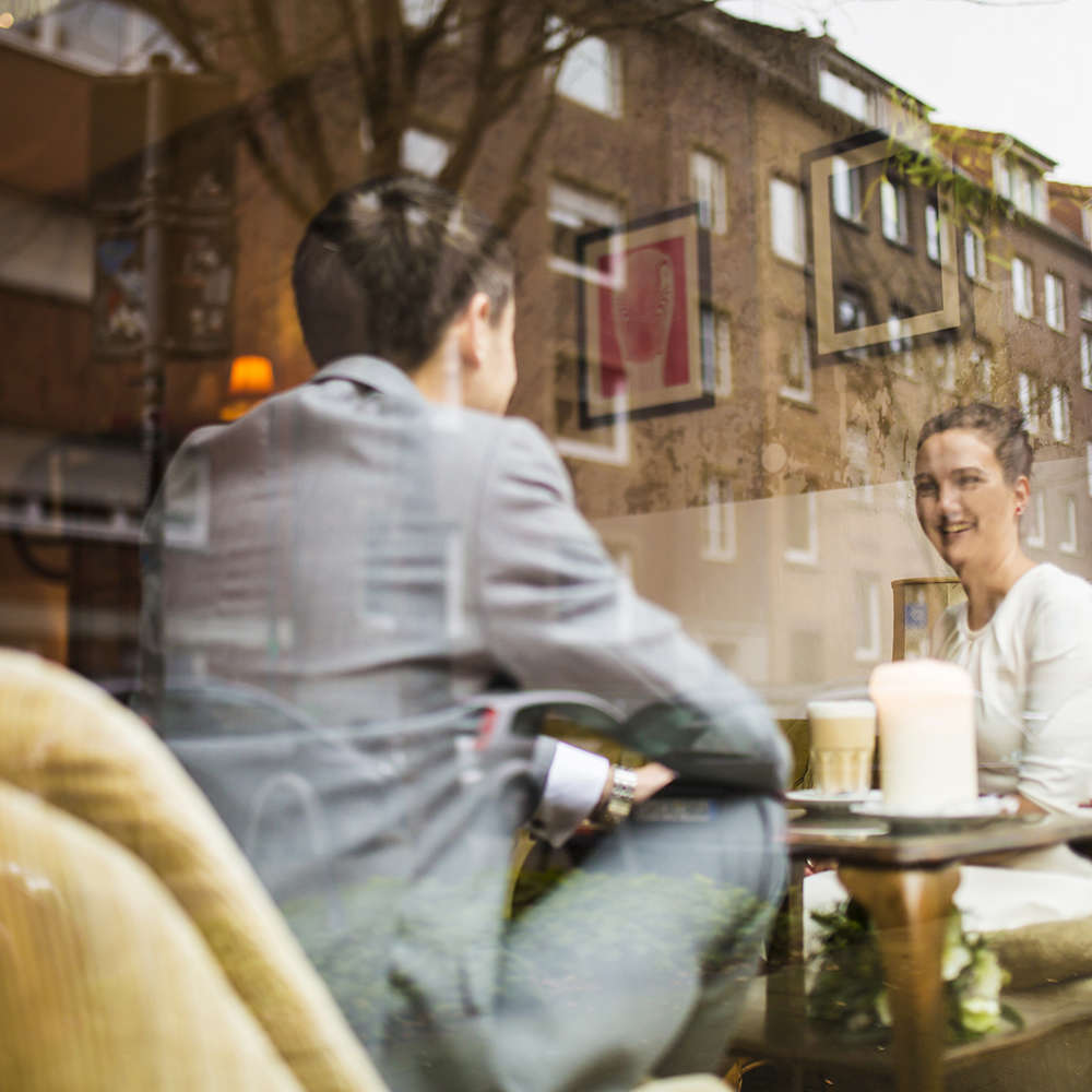 Winterhochzeit | Brautpar im Café (Lina Loos Fotografie)