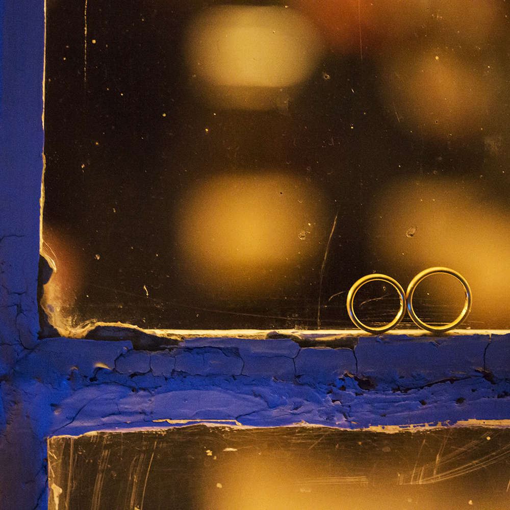 Winterhochzeit | Ringe im Fenster (Lina Loos Fotografie)