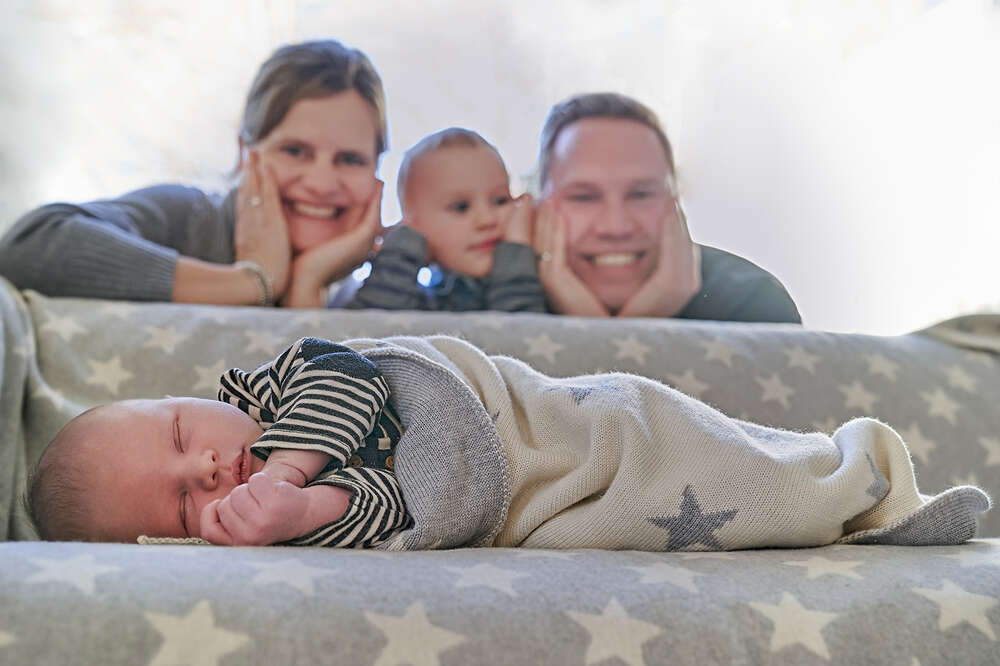 Neugorenes Baby mit der stolzen Familie (Vreni Arbes Fotografie)