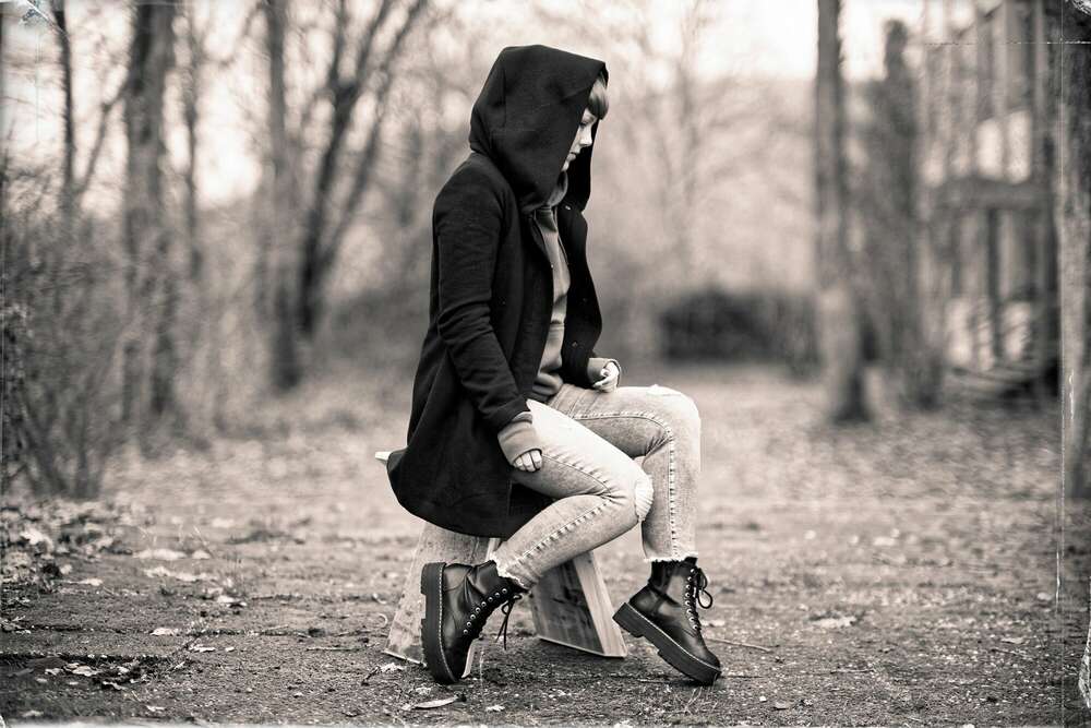 the little red hiding hood and the stoole (scala3 // fotostudio)