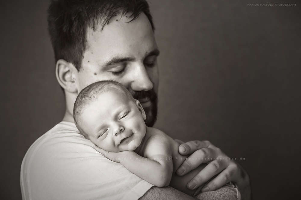 Vater und Sohn (Marion Hassold Photography - Neugeborenenfotos.de)