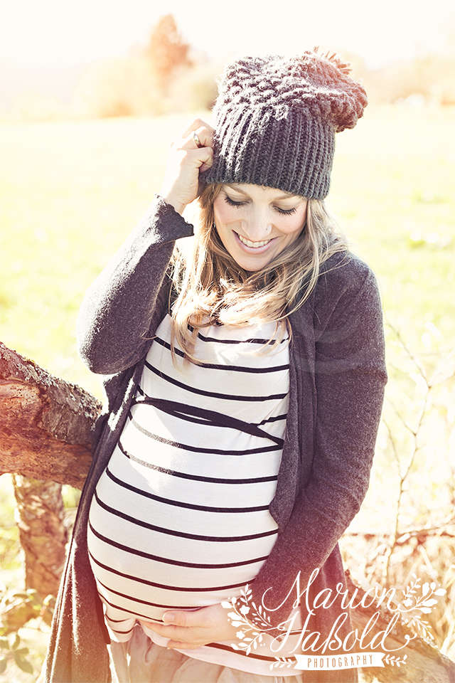 Babybauchfotos im Freien (Marion Hassold Photography - Neugeborenenfotos.de)